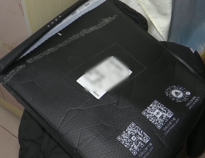 佛山一名男子花費718元人民幣網購一件黑色羽絨服,收到貨後竟在口袋發現白色喪葬胸花,衣服胸口處還疑有佩戴過的痕跡,與店家溝通協商後,對方同意退款退貨並賠償300元(約335港元)。(電視截圖)