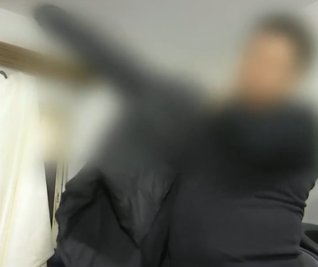 佛山一名男子花費718元人民幣網購一件黑色羽絨服,收到貨後竟在口袋發現白色喪葬胸花,衣服胸口處還疑有佩戴過的痕跡,與店家溝通協商後,對方同意退款退貨並賠償300元(約335港元)。(電視截圖)