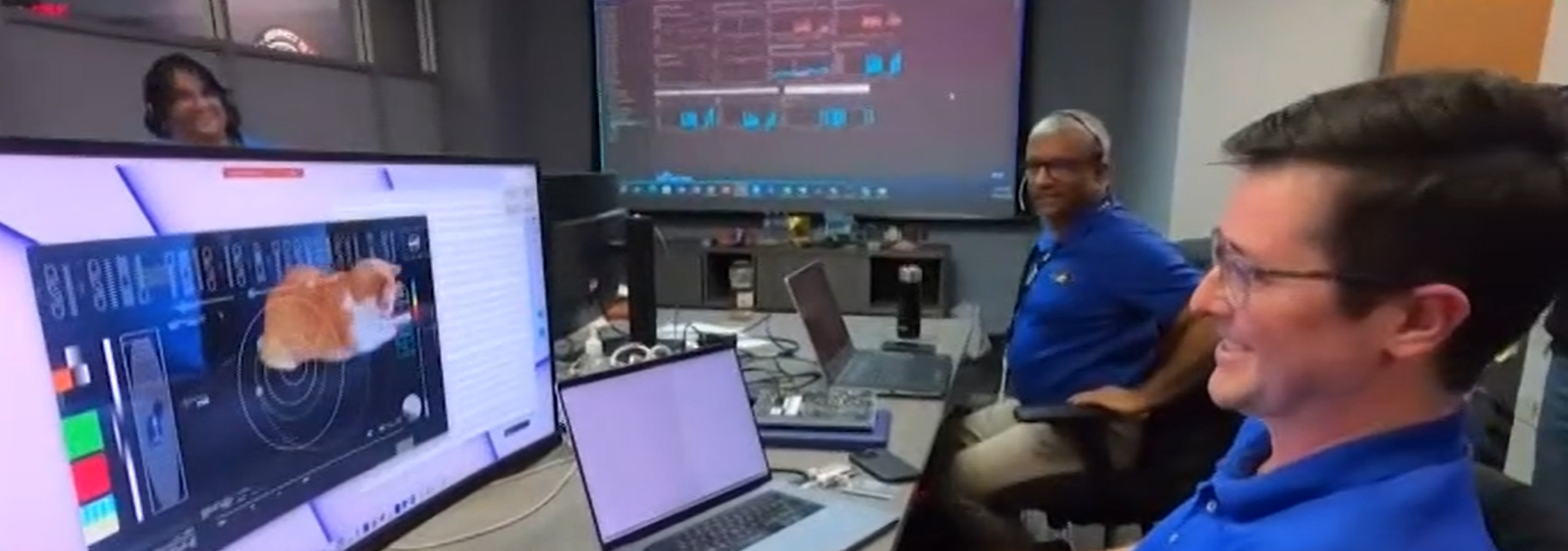 看到黃貓影片傳點,控制中心人員亦笑逐顏開。(互聯網)