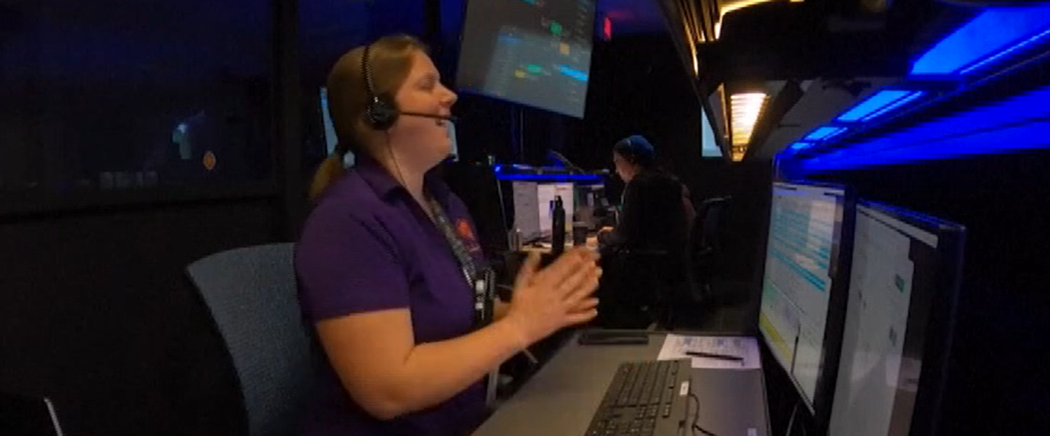 看到黃貓影片傳點,控制中心人員亦笑逐顏開。(互聯網)