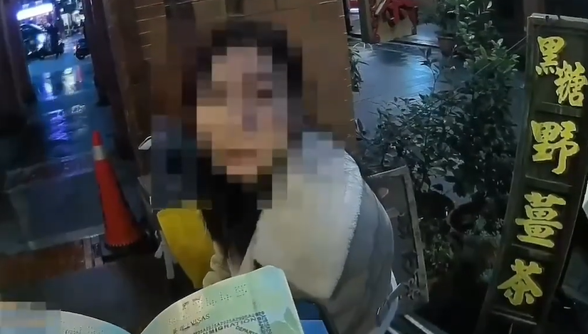 警方立即循IG照片到各店尋人,最後在一間杏仁茶鋪前將其拘捕,身上起獲大批偽造投資公司的證件、犯案用的手機及贓款1萬元。