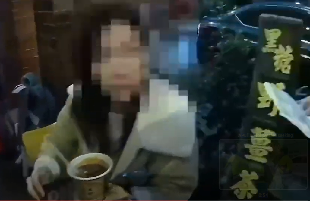 警方立即循IG照片到各店尋人,最後在一間杏仁茶鋪前將其拘捕,身上起獲大批偽造投資公司的證件、犯案用的手機及贓款1萬元。