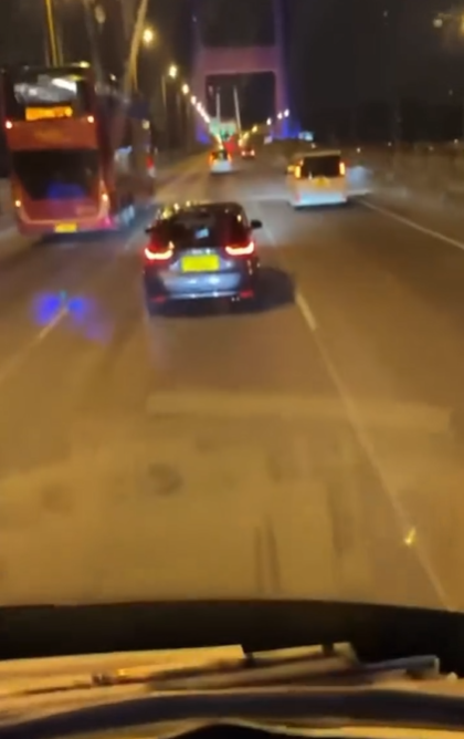 社交平台瘋傳3段影片,可見一輛私家車男司機在駕駛期間,鄰座女乘客俯身將頭部「趴」在男方胯下不斷有動作,懷疑有人在行車期間作出不雅行為。(facebook香港突發事故報料區)