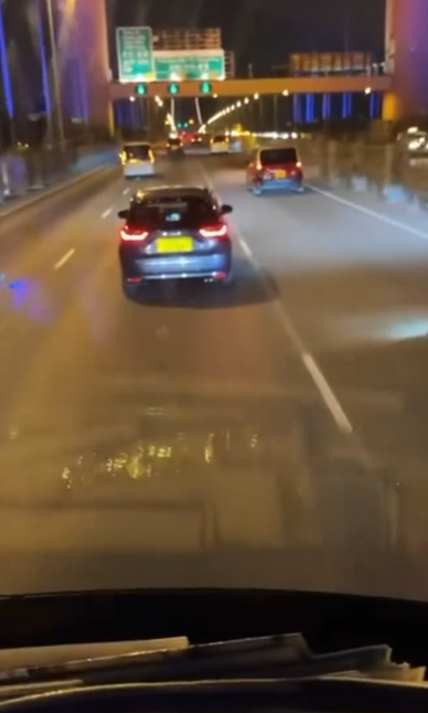 社交平台瘋傳3段影片,可見一輛私家車男司機在駕駛期間,鄰座女乘客俯身將頭部「趴」在男方胯下不斷有動作,懷疑有人在行車期間作出不雅行為。(facebook香港突發事故報料區)