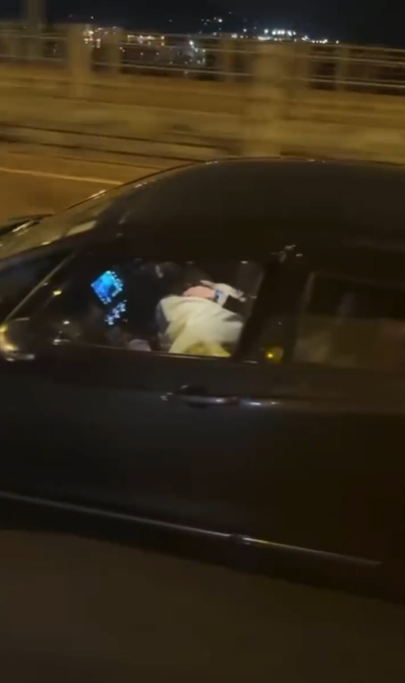 社交平台瘋傳3段影片,可見一輛私家車男司機在駕駛期間,鄰座女乘客俯身將頭部「趴」在男方胯下不斷有動作,懷疑有人在行車期間作出不雅行為。(facebook香港突發事故報料區)