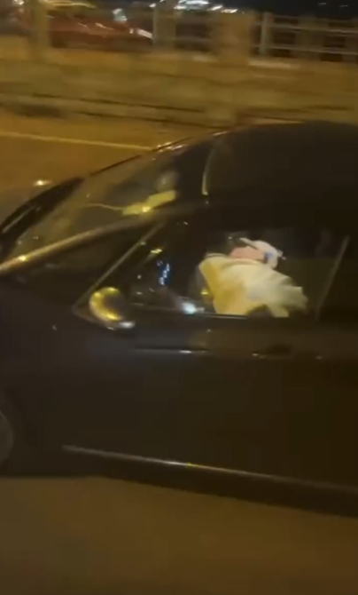 社交平台瘋傳3段影片,可見一輛私家車男司機在駕駛期間,鄰座女乘客俯身將頭部「趴」在男方胯下不斷有動作,懷疑有人在行車期間作出不雅行為。(facebook香港突發事故報料區)