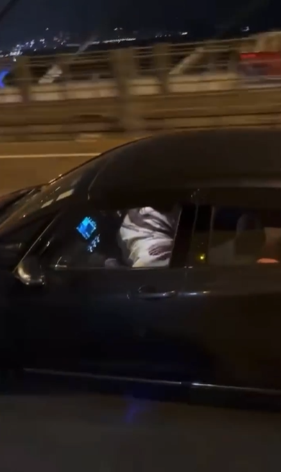 社交平台瘋傳3段影片,可見一輛私家車男司機在駕駛期間,鄰座女乘客俯身將頭部「趴」在男方胯下不斷有動作,懷疑有人在行車期間作出不雅行為。(facebook香港突發事故報料區)