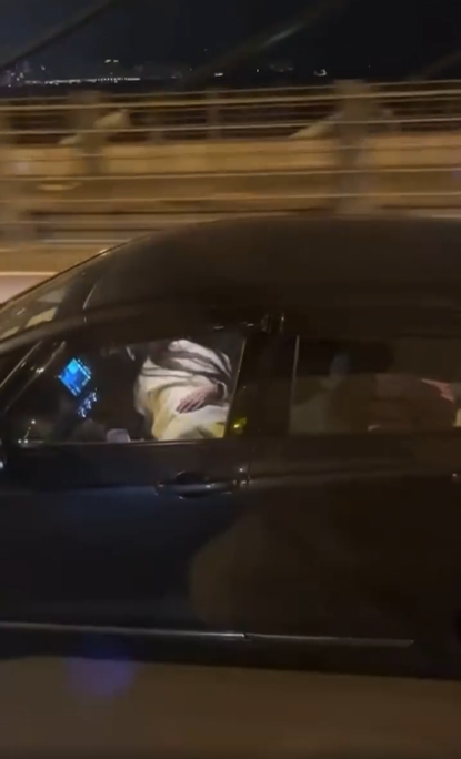 社交平台瘋傳3段影片,可見一輛私家車男司機在駕駛期間,鄰座女乘客俯身將頭部「趴」在男方胯下不斷有動作,懷疑有人在行車期間作出不雅行為。(facebook香港突發事故報料區)