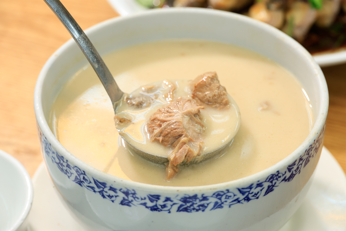 杏汁豬肺湯是每枱必叫的菜式,味道濃郁,真是難以在外找如此足料的燉湯。(攝:林俊源)