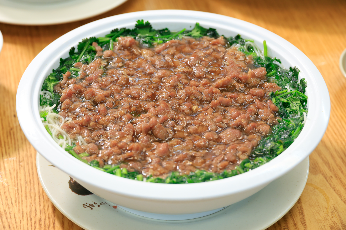 香茜免治牛肉窩米已是坊間少見的菜式,不少客人都為此到金碧回憶童年味道。(攝:林俊源)