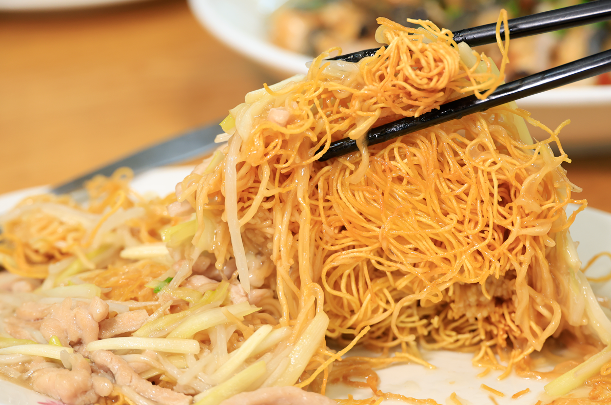 肉絲炒麵仍然使用炸麵的方法,啖啖香脆掛汁,十分上癮。(攝:林俊源)