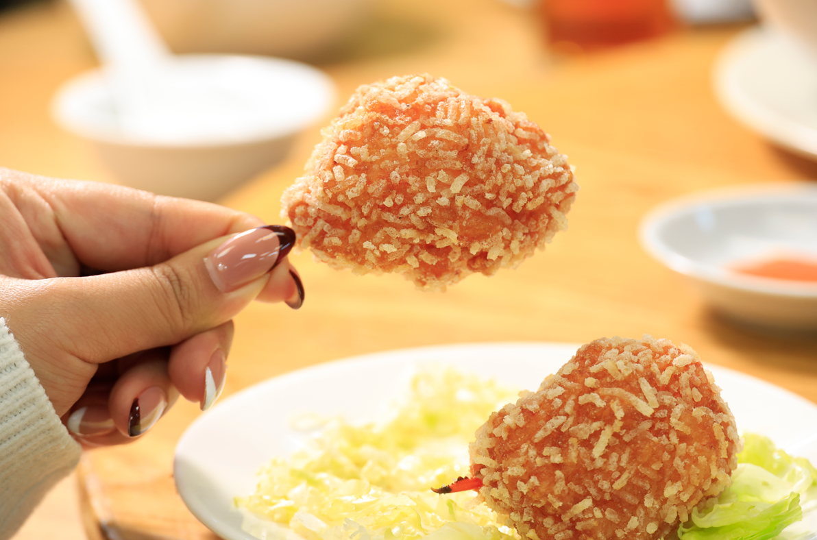 炸蟹鉗一口下去,薄薄的脆漿包著每天打起的蝦膠和蟹肉,十分滿足。(攝:林俊源)