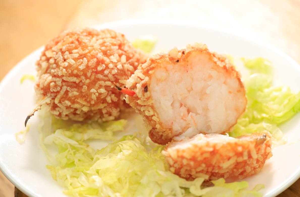 三哥持炸蟹鉗一定要用百分百的鮮蝦去打成膠再炸。(攝:林俊源)