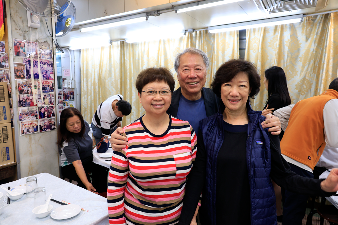 從澳洲回來的舊街坊專誠於去年訂位,更與貞姐(左)相識超過20年。(攝:林俊源)