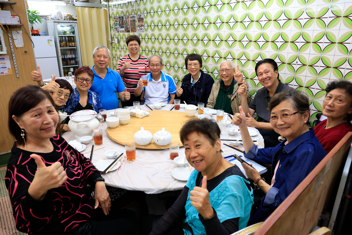 貞姐更會和每枱客人合照留念,並貼在牆上成為金碧最好的裝飾。(攝:林俊源)