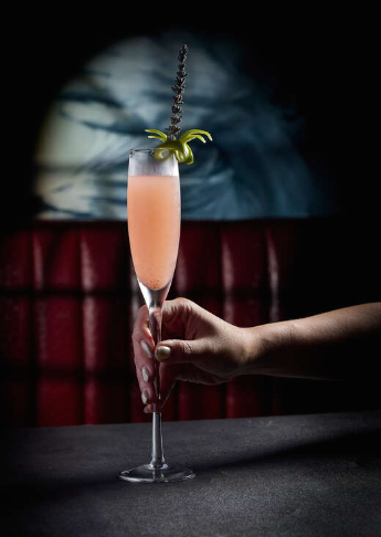 藉著投入雞尾酒及西班牙Pintxos美食國度,透過視覺藝術貫穿全場,結合藝術文化、感官表演、駐場DJ及深夜派對活動,感受五光十色的璀璨夜生活。