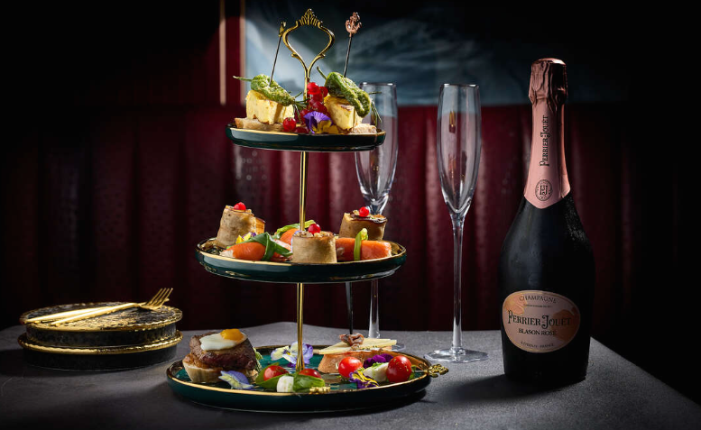 感受香港時尚熱鬧的夜生活文化,放鬆身心觀賞精彩表演及享用特調雞尾酒,暫忘憂愁盡情享受。