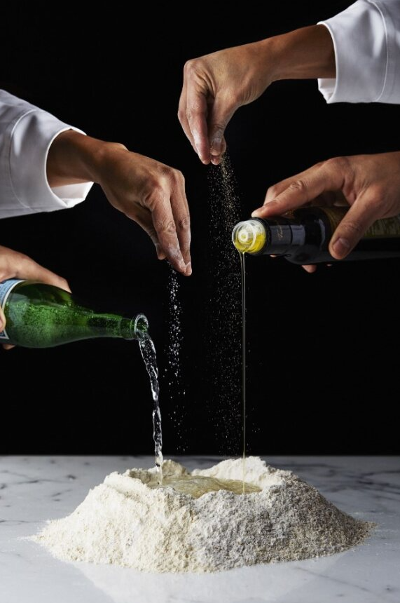 賓客能近距離欣賞廚藝團隊大顯身手,並在互動交流的用餐方式中昇華用餐體驗。