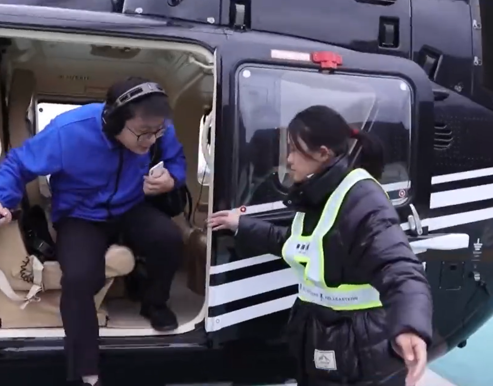 乘客在乘坐直升機前,需要接受相關培訓、檢查才能登機。為保證遊客安全,整個安檢過程按照民航安檢標準嚴格進行。