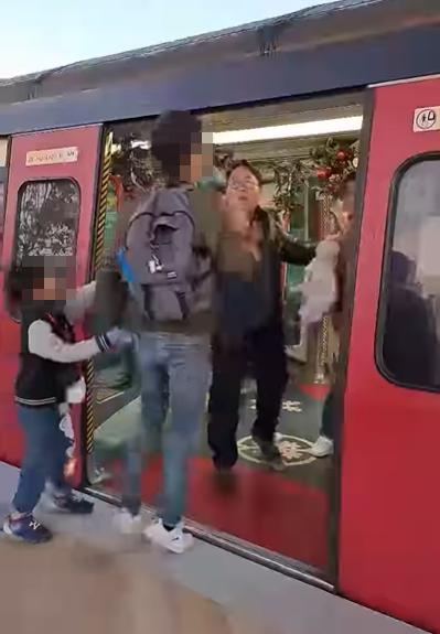 疑似男童的父親上前以粗口反駁,「佢係要玩門啊,咁又點X樣啊!你個低能仔」,另一名男童上前試圖把他拉走