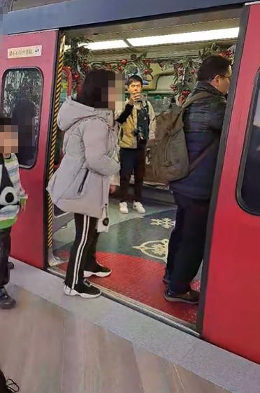 男童的疑似母親亦加入罵戰,認為列車並非真港鐵,只是用來參觀