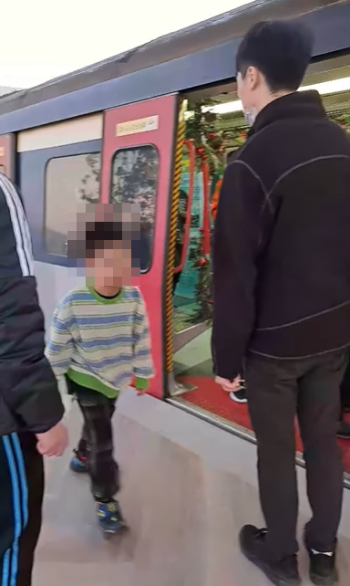 疑涉事的男童情緒一直暴怒大叫,「我唔走!我照玩!我就係唔聽佢講!」更兩次掟掉手中的手上聖誕老人飾品