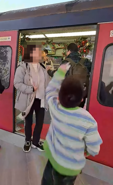 疑涉事的男童情緒一直暴怒大叫,「我唔走!我照玩!我就係唔聽佢講!」更兩次掟掉手中的手上聖誕老人飾品