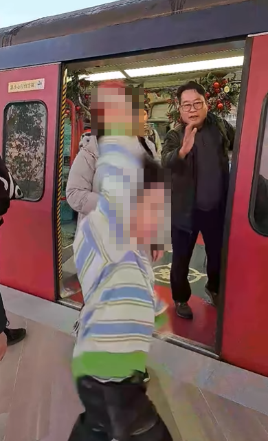 疑涉事的男童情緒一直暴怒大叫,「我唔走!我照玩!我就係唔聽佢講!」更兩次掟掉手中的手上聖誕老人飾品