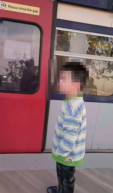 中年男子繼續責罵他玩門,涉事男童竟恐嚇對方,「聖誕節搞到咁唔開心啊,我打死你啊!照玩!」及後疑似母親要求他離開。「喂,你做咩事啫?走啦!」,及後列車關門,影片至此結束。