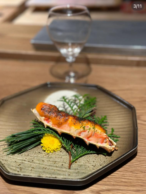 她對是次用餐經驗極度不滿,事後更嬲爆以「香港這家omakase成為被我拉黑的第一家」為題發文,怒斥這間餐廳胡亂收費。(圖片來源:小紅書)