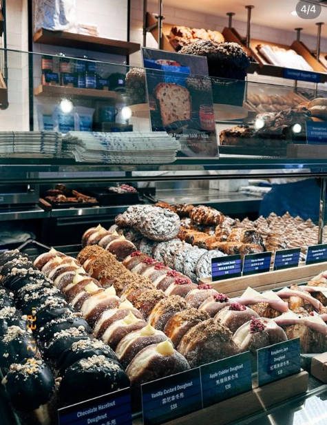 無故被店員批評令事主十分不忿,先表示兩位店員「上班時間嚼客人舌根被客人聽見」、「是真無語住了,拍個照關她鬼事咩」。(圖片來源:小紅書)