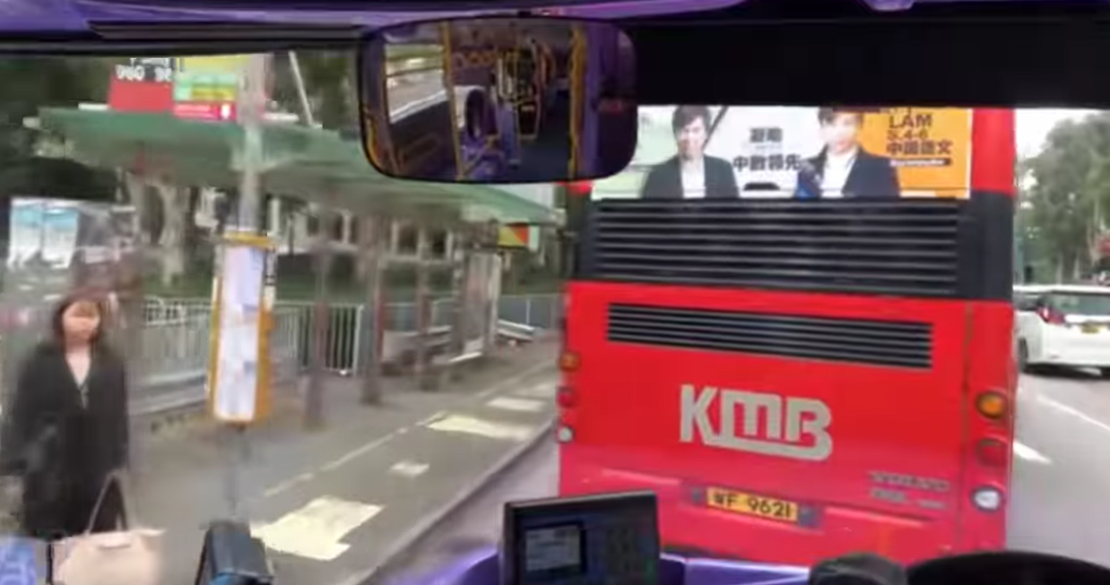 車Cam直擊|外籍女追巴士向前仆倒 車長落車攙扶獲網民激讚(有片)