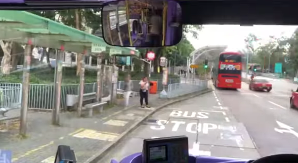 車Cam直擊|外籍女追巴士向前仆倒 車長落車攙扶獲網民激讚(有片)