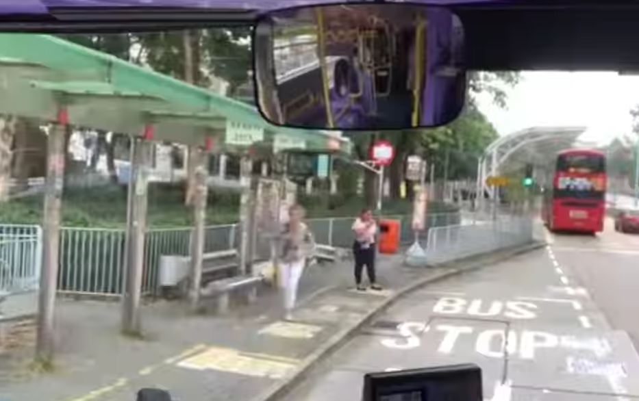 車Cam直擊|外籍女追巴士向前仆倒 車長落車攙扶獲網民激讚(有片)