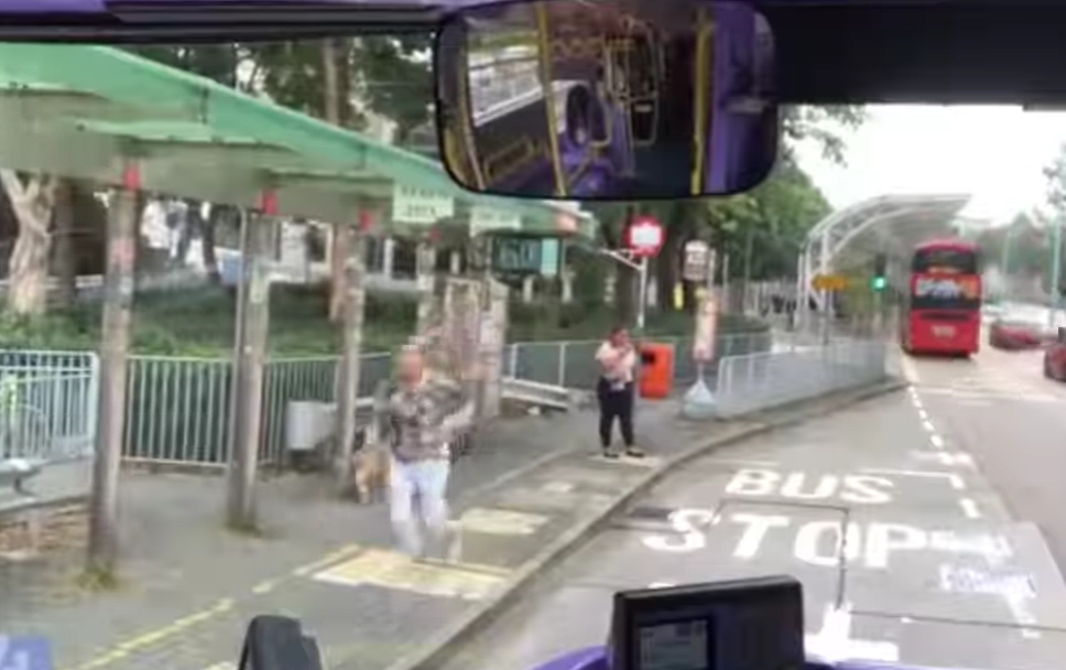 車Cam直擊|外籍女追巴士向前仆倒 車長落車攙扶獲網民激讚(有片)