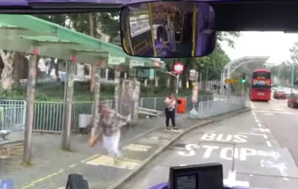 車Cam直擊|外籍女追巴士向前仆倒 車長落車攙扶獲網民激讚(有片)