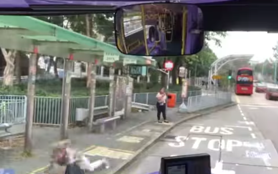 車Cam直擊|外籍女追巴士向前仆倒 車長落車攙扶獲網民激讚(有片)
