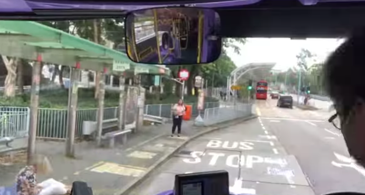 車Cam直擊|外籍女追巴士向前仆倒 車長落車攙扶獲網民激讚(有片)