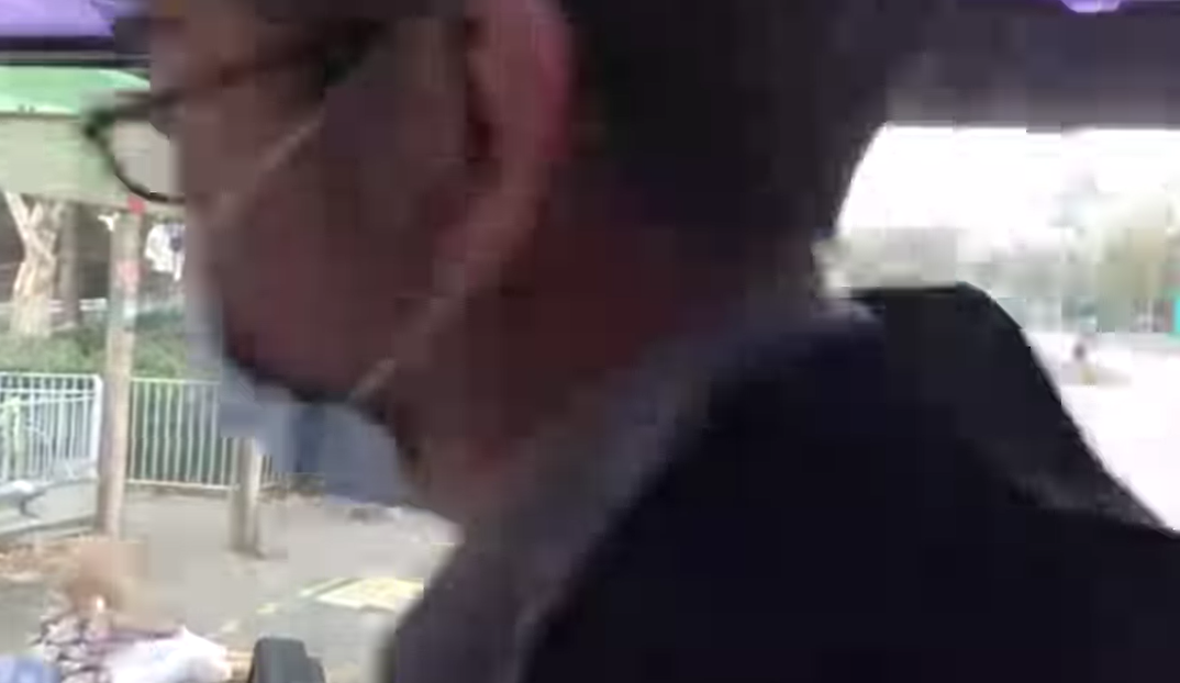 車Cam直擊|外籍女追巴士向前仆倒 車長落車攙扶獲網民激讚(有片)