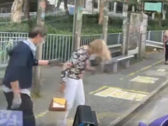 車Cam直擊|外籍女追巴士向前仆倒 車長落車攙扶獲網民激讚(有片)