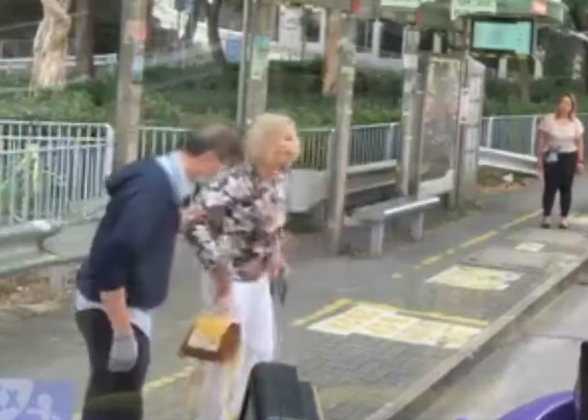 車Cam直擊|外籍女追巴士向前仆倒 車長落車攙扶獲網民激讚(有片)