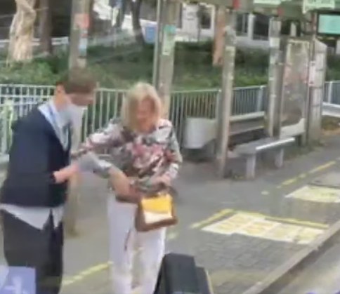 車Cam直擊|外籍女追巴士向前仆倒 車長落車攙扶獲網民激讚(有片)