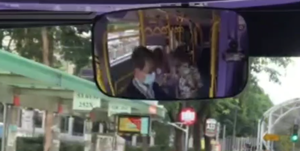 車Cam直擊|外籍女追巴士向前仆倒 車長落車攙扶獲網民激讚(有片)