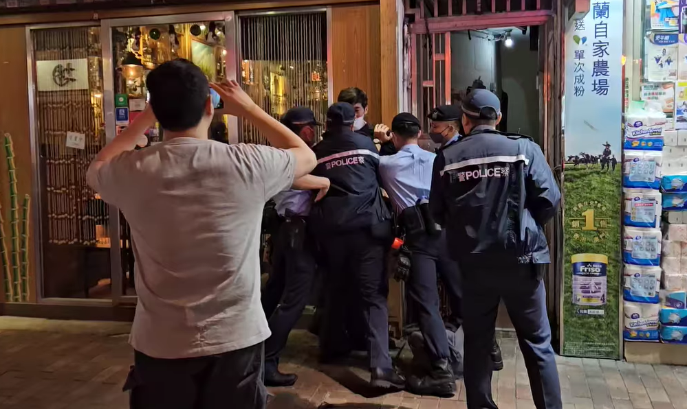 5警油麻地街頭撳地制服可疑男 一警眼鏡飛脫:踢完一腳又一腳 (有片)