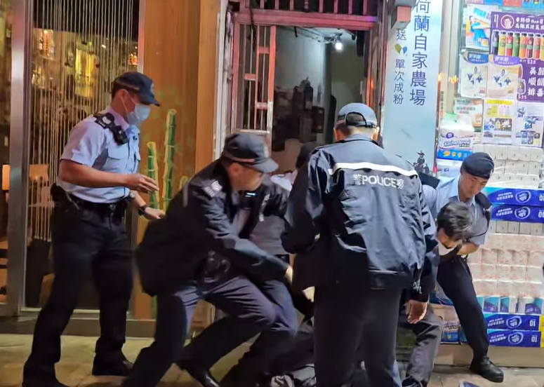 5警油麻地街頭撳地制服可疑男 一警眼鏡飛脫:踢完一腳又一腳 (有片)