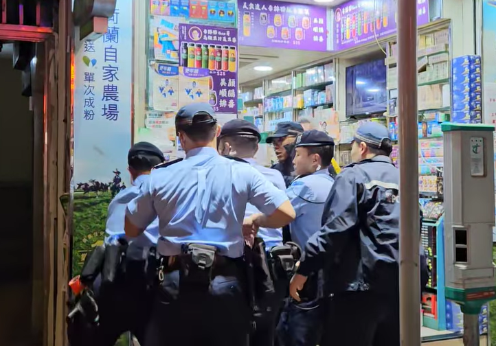 5警油麻地街頭撳地制服可疑男 一警眼鏡飛脫:踢完一腳又一腳 (有片)