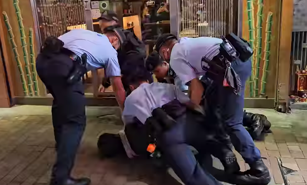 5警油麻地街頭撳地制服可疑男 一警眼鏡飛脫:踢完一腳又一腳 (有片)