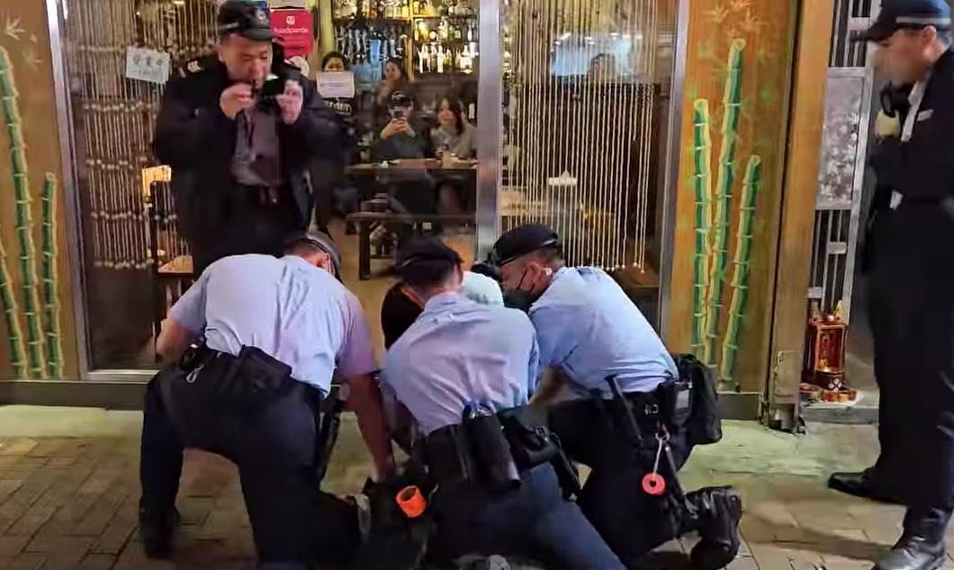 5警油麻地街頭撳地制服可疑男 一警眼鏡飛脫:踢完一腳又一腳 (有片)