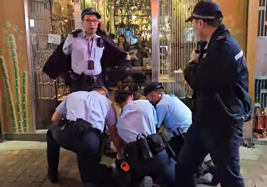 5警油麻地街頭撳地制服可疑男 一警眼鏡飛脫:踢完一腳又一腳 (有片)