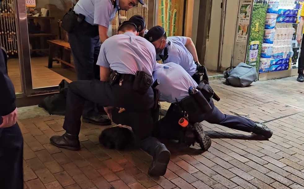 5警油麻地街頭撳地制服可疑男 一警眼鏡飛脫:踢完一腳又一腳 (有片)